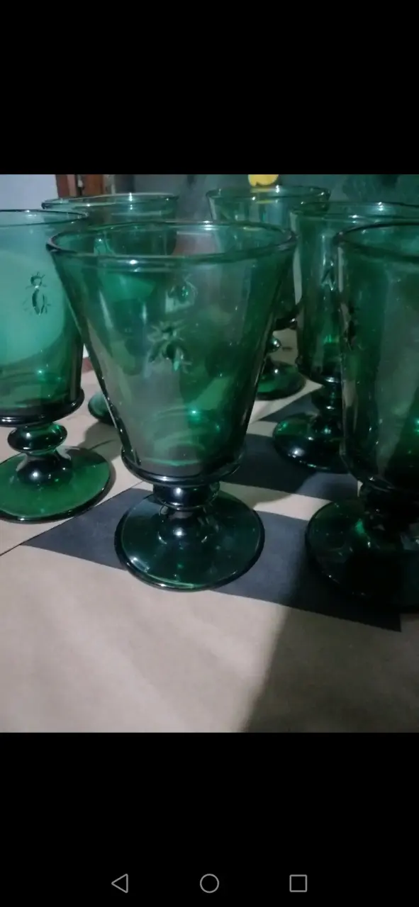 Set de copas de vidrio verde con diseño - 1