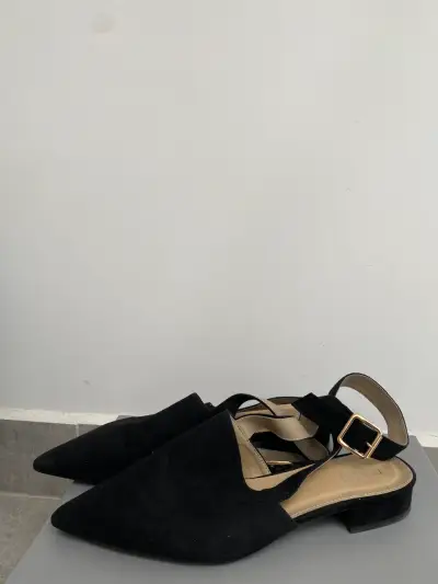 Zapatos de mujer negros con hebilla - miniatura 1