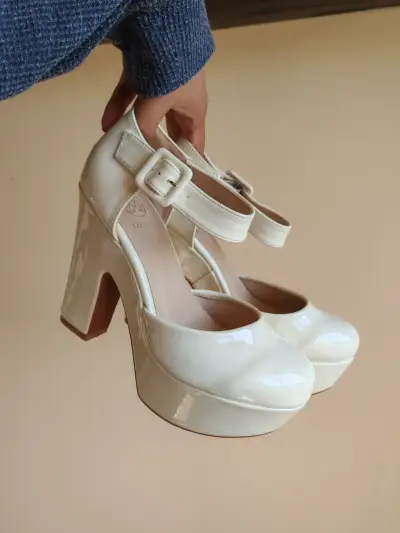 Zapatos de tacón alto beige con hebilla - miniatura 1