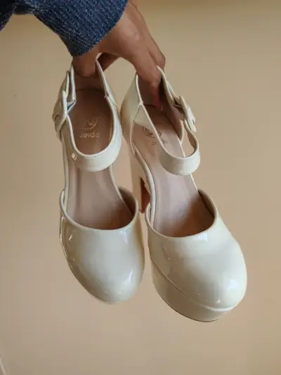 Zapatos de tacón alto beige con hebilla - miniatura 2