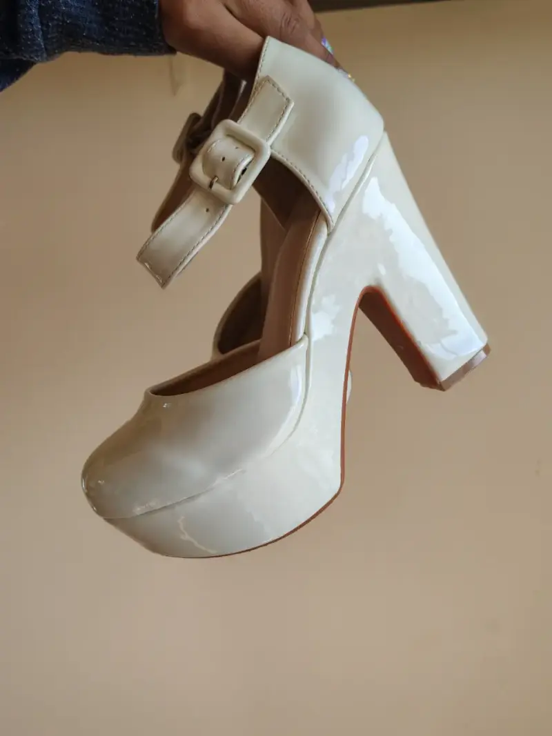 Zapatos de tacón alto beige con hebilla - 3