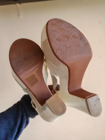 Zapatos de tacón alto beige con hebilla - miniatura 4