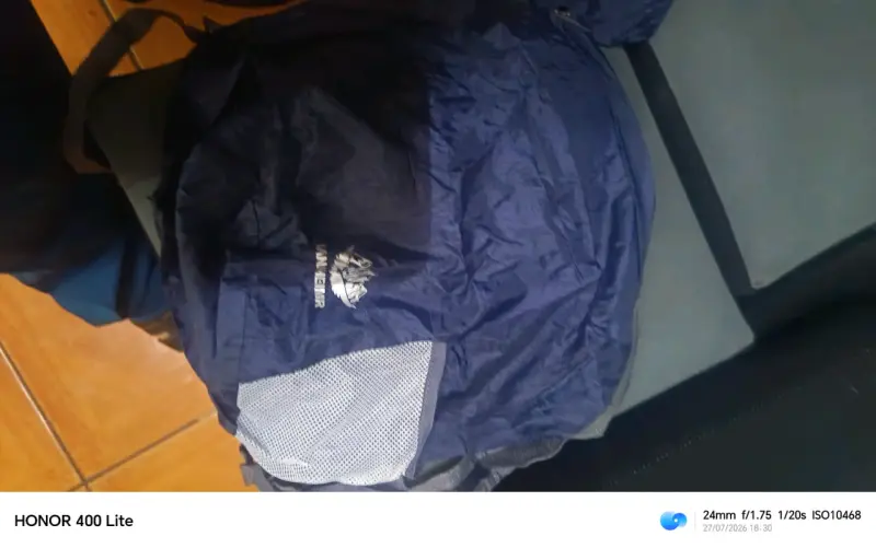 Mochila de senderismo azul con logo