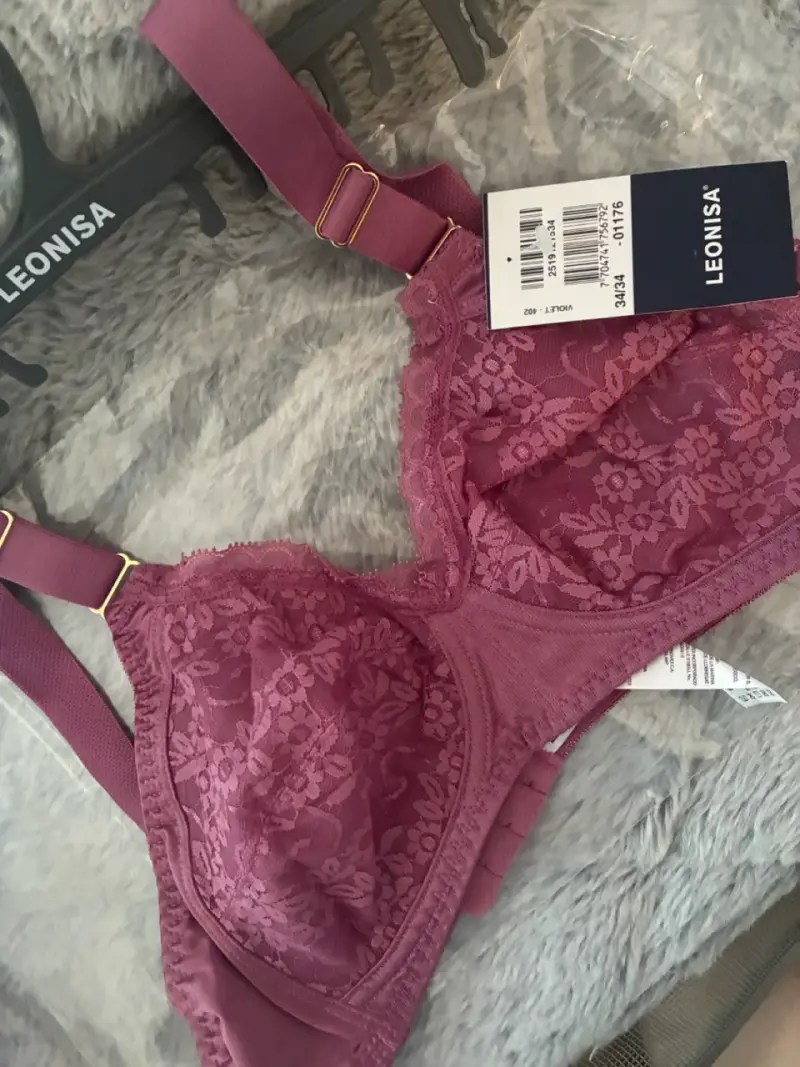 Sostén de encaje color vino 34B Leonisa