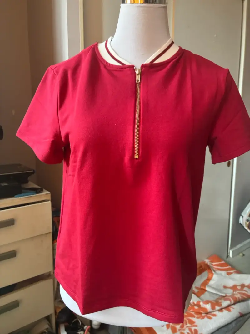 Polera roja con cierre frontal Talla S Leonisa