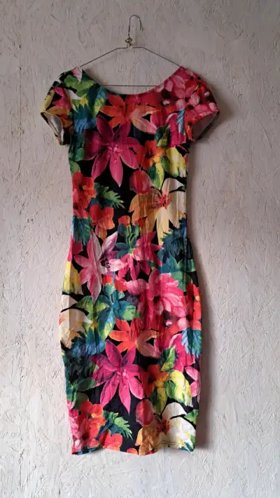 Vestido ajustado  con diseño floral - miniatura 1