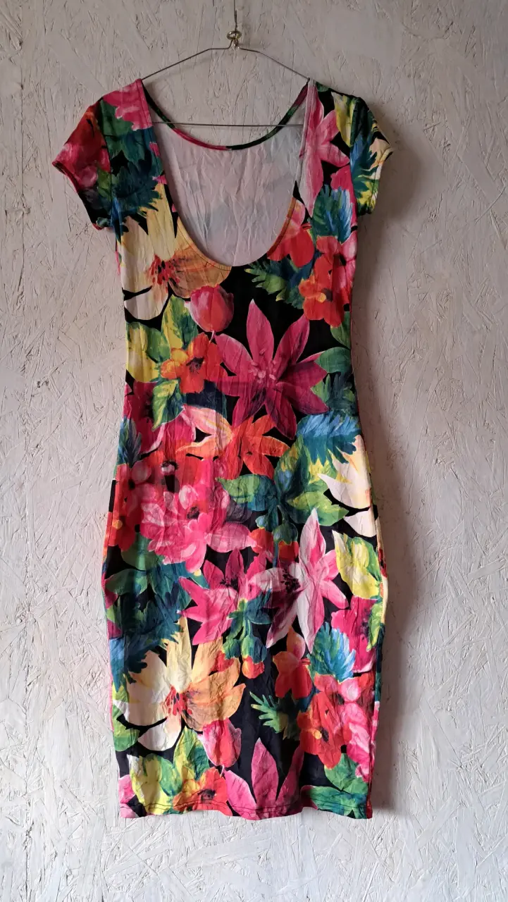 Vestido ajustado  con diseño floral - 2