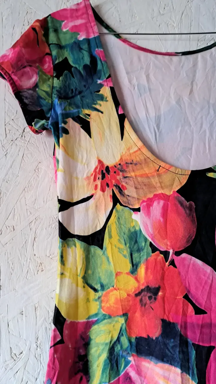 Vestido ajustado  con diseño floral - 3