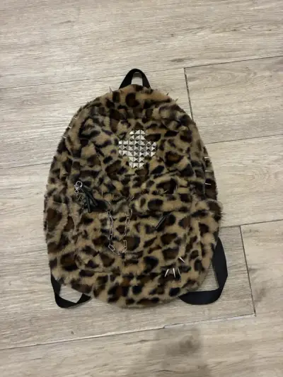 Mochila de peluche con estampado animal y tachas - miniatura 1
