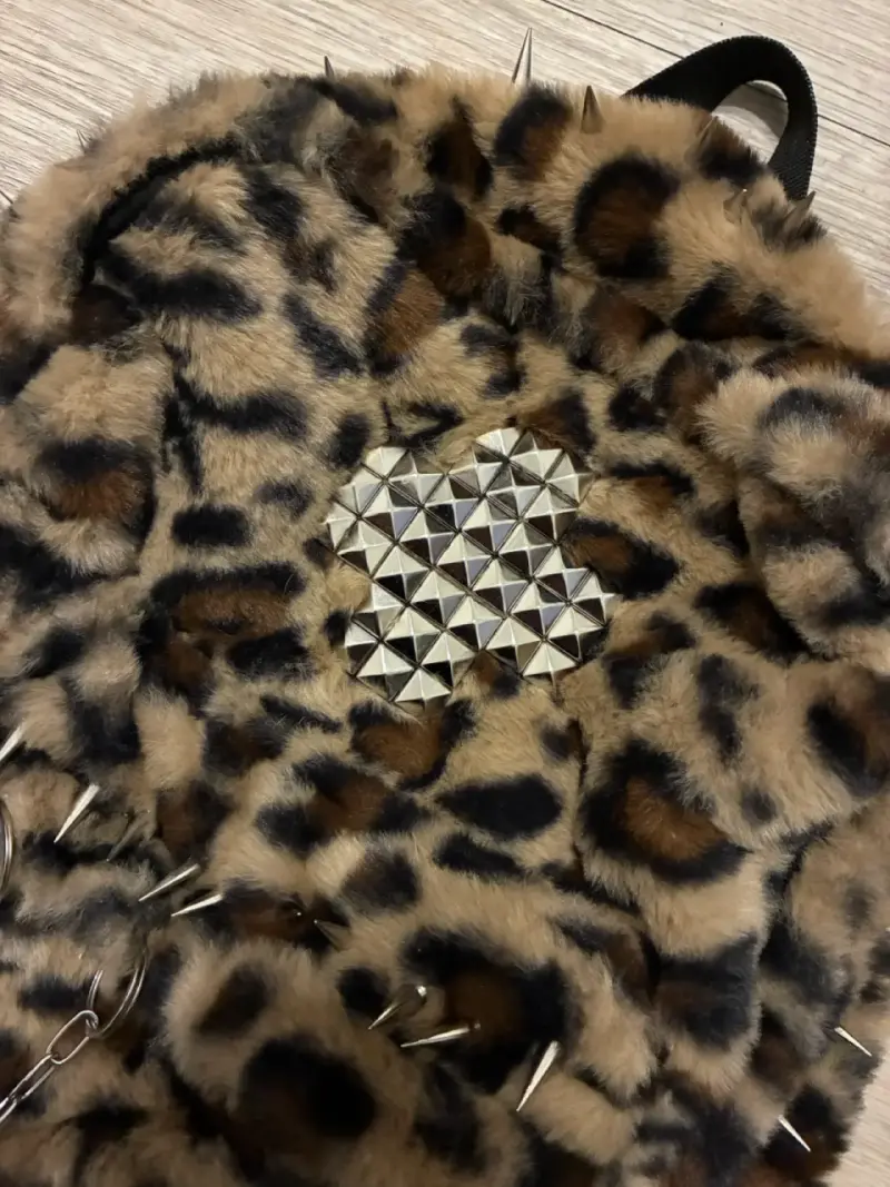 Mochila de peluche con estampado animal y tachas - 2