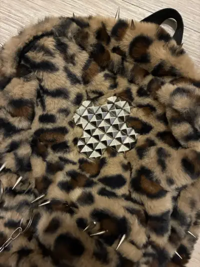 Mochila de peluche con estampado animal y tachas - miniatura 2