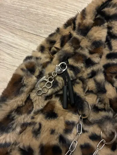 Mochila de peluche con estampado animal y tachas - miniatura 3