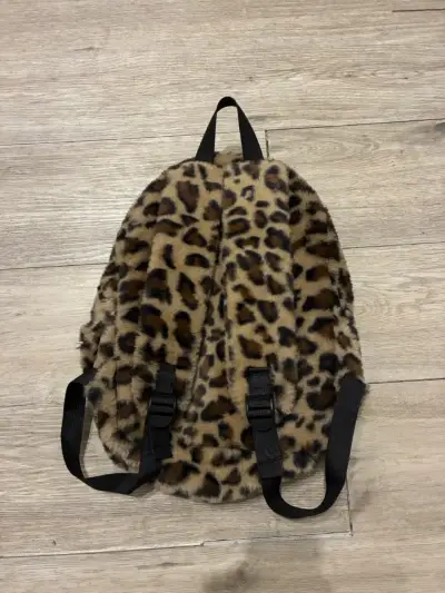 Mochila de peluche con estampado animal y tachas - miniatura 5