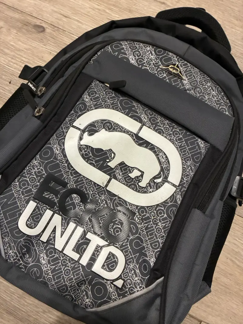 Mochila Ecko Unltd gris con diseño moderno - 2