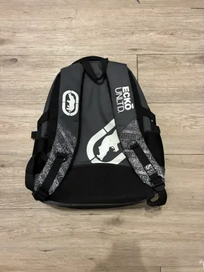 Mochila Ecko Unltd gris con diseño moderno - miniatura 3