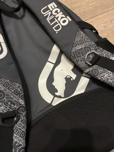 Mochila Ecko Unltd gris con diseño moderno - miniatura 4