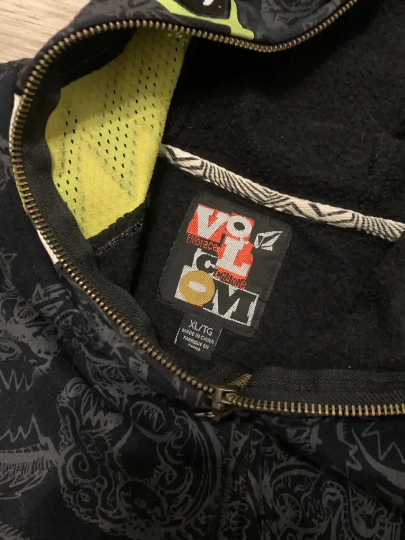 Polerón con capucha Volcom diseño gráfico - 3