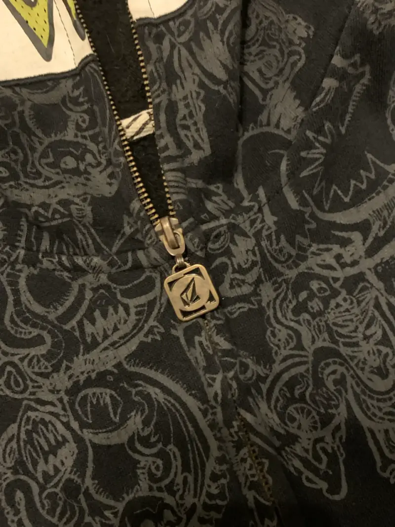 Polerón con capucha Volcom diseño gráfico - 4