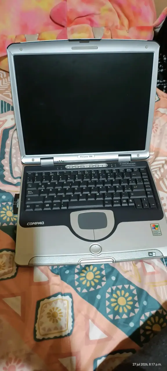 Laptop Compaq Presario 700 con tarjeta AVerMedia - 3