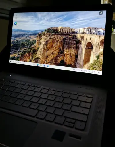 Laptop HP con pantalla de 15 pulgadas - miniatura 1