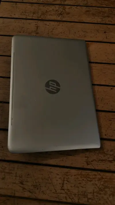 Laptop HP con pantalla de 15 pulgadas - miniatura 3