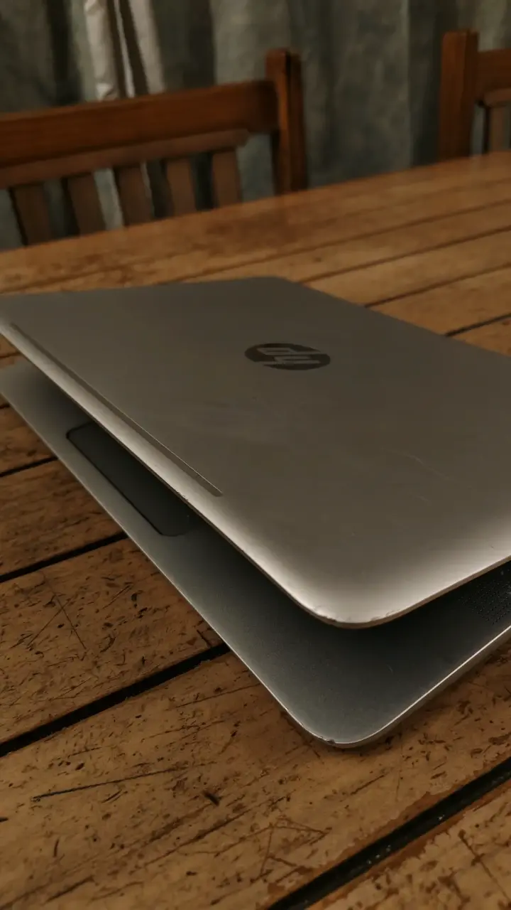 Laptop HP con pantalla de 15 pulgadas - 4