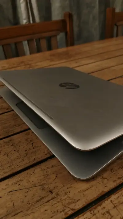 Laptop HP con pantalla de 15 pulgadas - miniatura 4