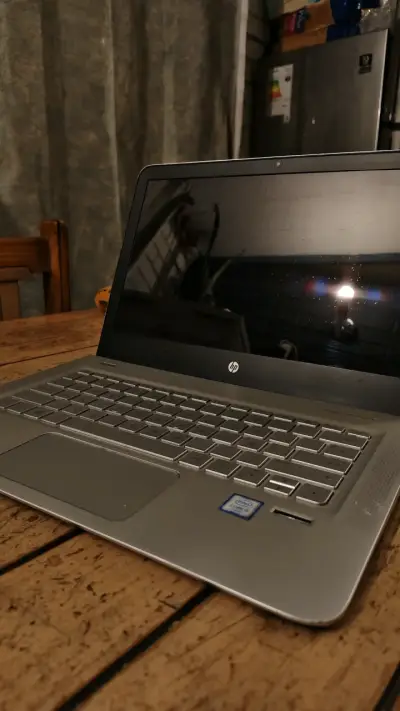 Laptop HP con pantalla de 15 pulgadas - miniatura 5