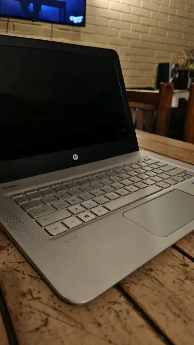 Laptop HP con pantalla de 15 pulgadas - miniatura 6