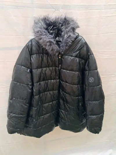 Chaqueta acolchada negra con capucha de piel sintética - miniatura 1