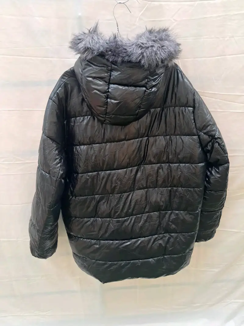 Chaqueta acolchada negra con capucha de piel sintética - 2