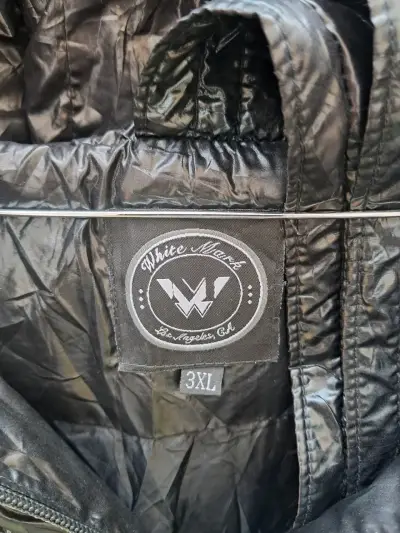 Chaqueta acolchada negra con capucha de piel sintética - miniatura 3