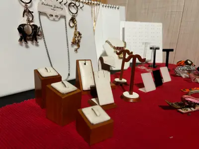 Exhibidor de Joyas con Soportes y Accesorios - miniatura 2