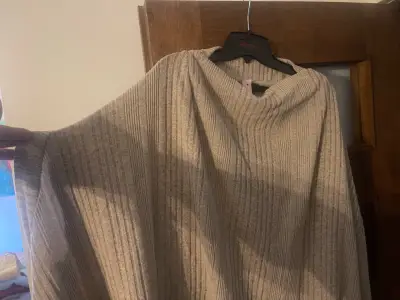 Poncho de punto beige con cuello - miniatura 1