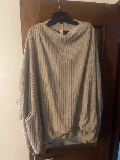 Poncho de punto beige con cuello - miniatura 2