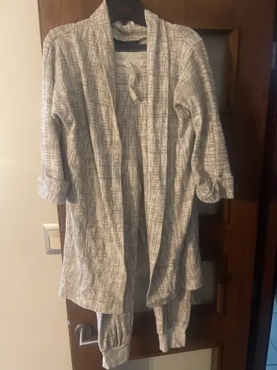 Conjunto de pijama gris para mujer - miniatura 1