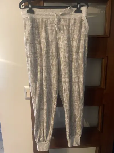 Conjunto de pijama gris para mujer - miniatura 2
