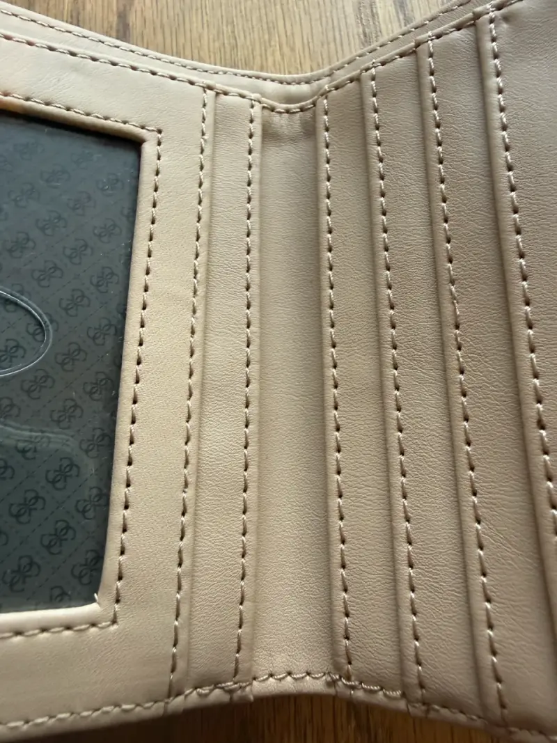 Billetera Guess verde con cierre metálico - 4