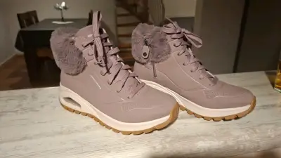 Botas Skechers con forro de peluche color lila - miniatura 1