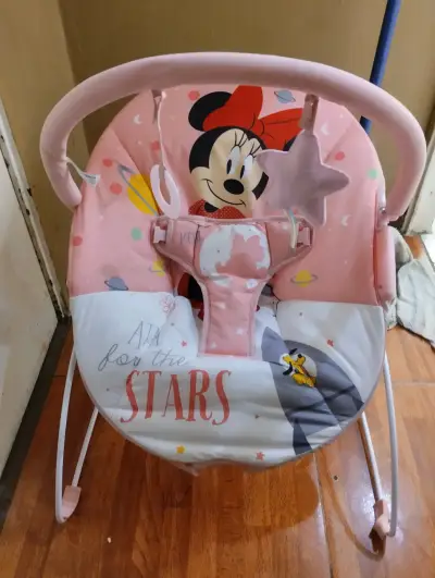 Silla Mecedora Bebé Minnie Mouse Rosa - miniatura 1