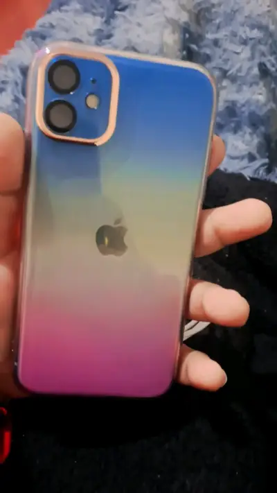 iPhone 11 con funda degradada y cargador - miniatura 1