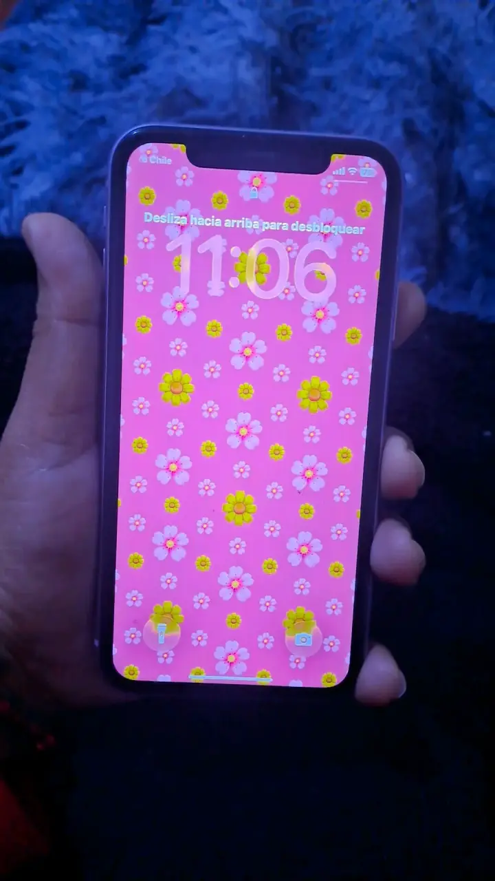 iPhone 11 con funda degradada y cargador - 2
