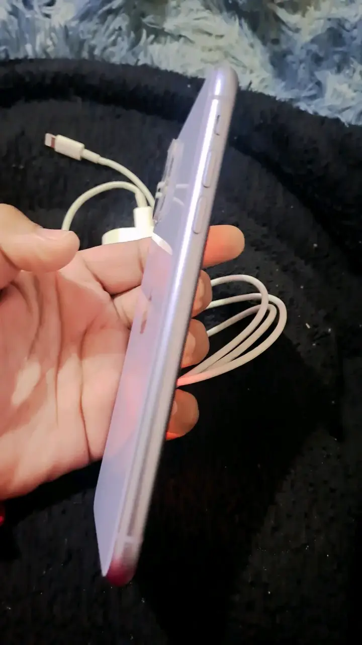 iPhone 11 con funda degradada y cargador - 3