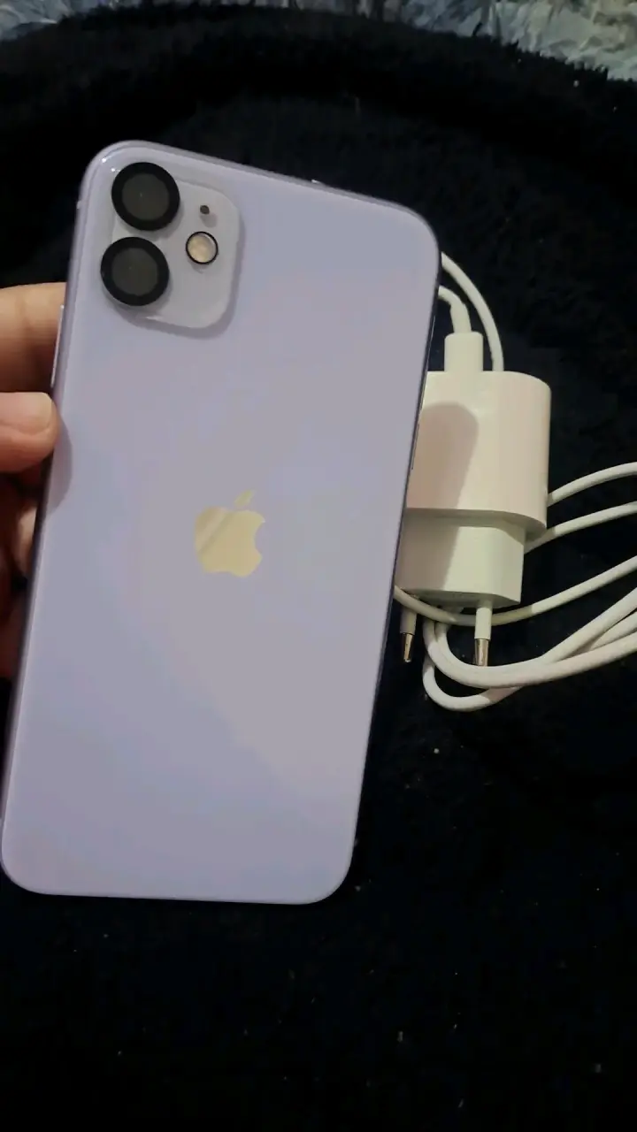 iPhone 11 con funda degradada y cargador - 4