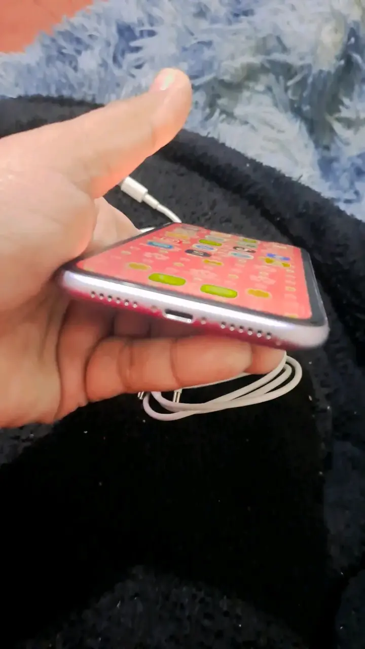 iPhone 11 con funda degradada y cargador - 5