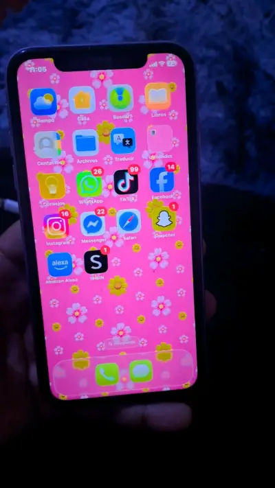 iPhone 11 con funda degradada y cargador - miniatura 6