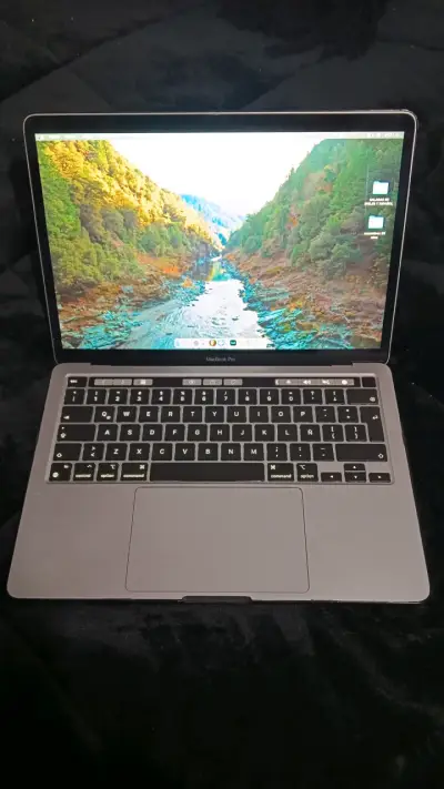 MacBook Pro con cargador original - miniatura 1