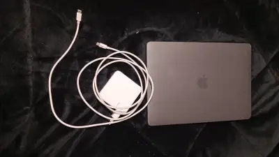 MacBook Pro con cargador original - miniatura 2