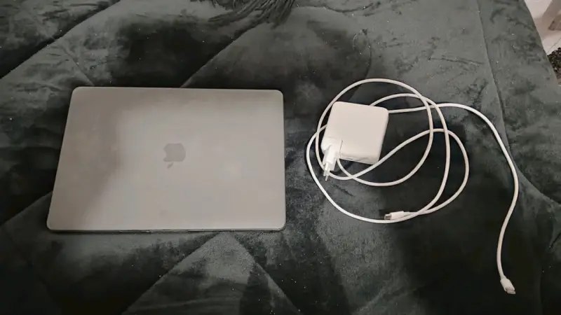MacBook Pro con cargador original - 3