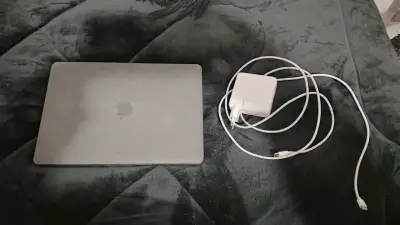 MacBook Pro con cargador original - miniatura 3
